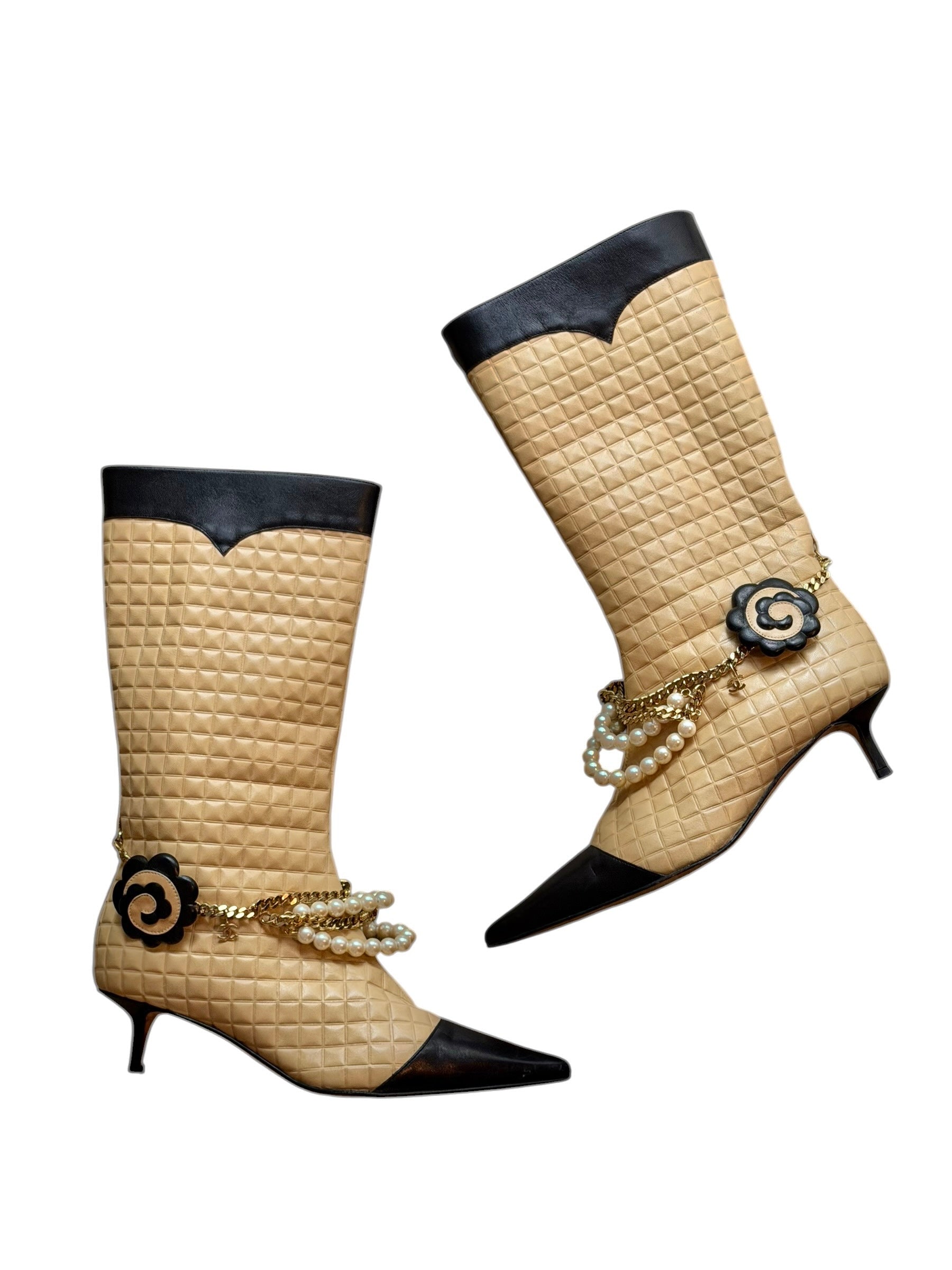 Chanel cream and black quilted boots from 2002 (37.5) – The Viola
