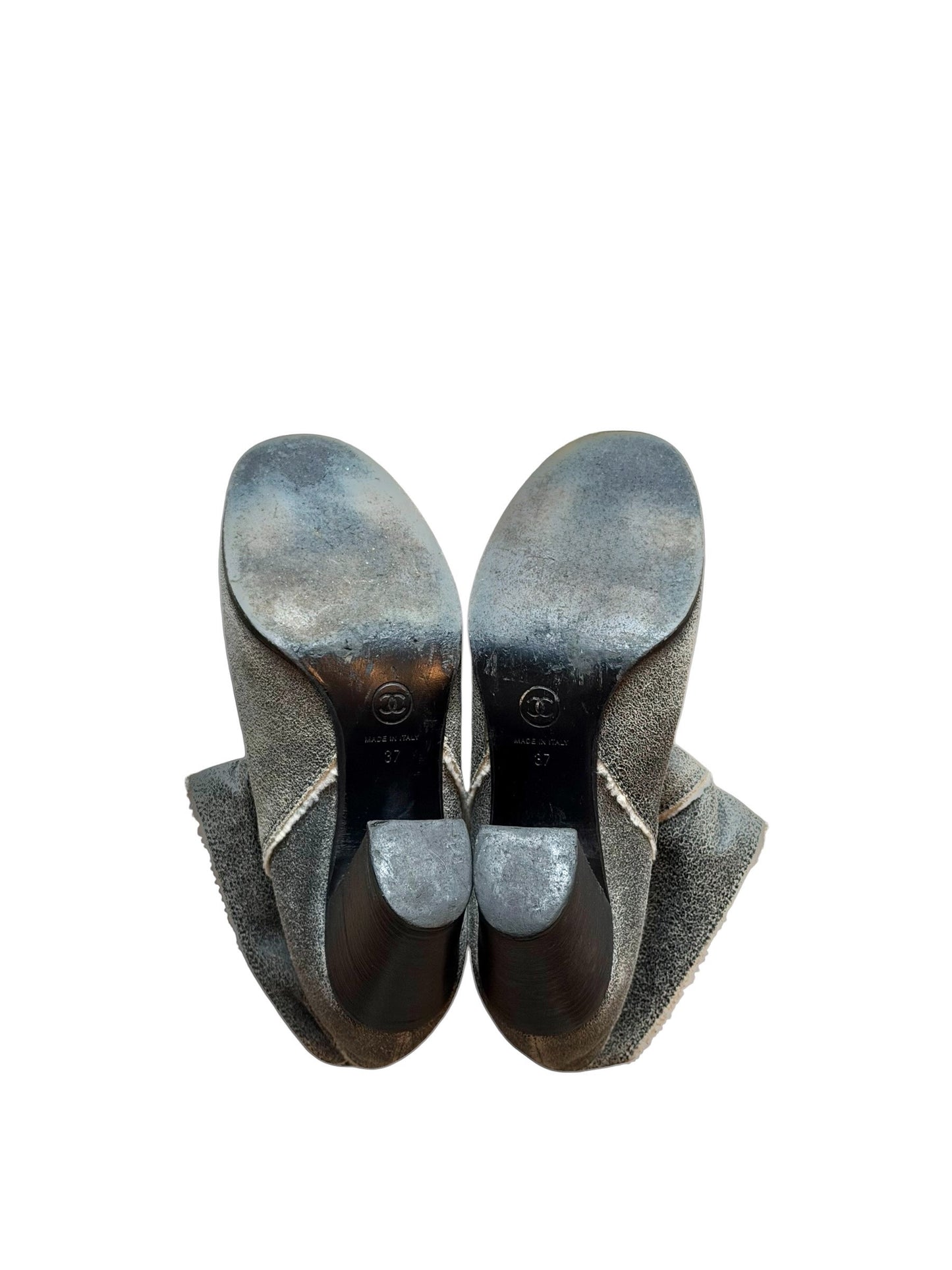 Chanel grey distressed suede and shearling boots (37)