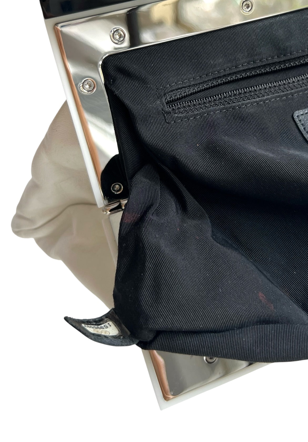 Borsa a tracolla in pelle bianca con logo in resina di Chanel