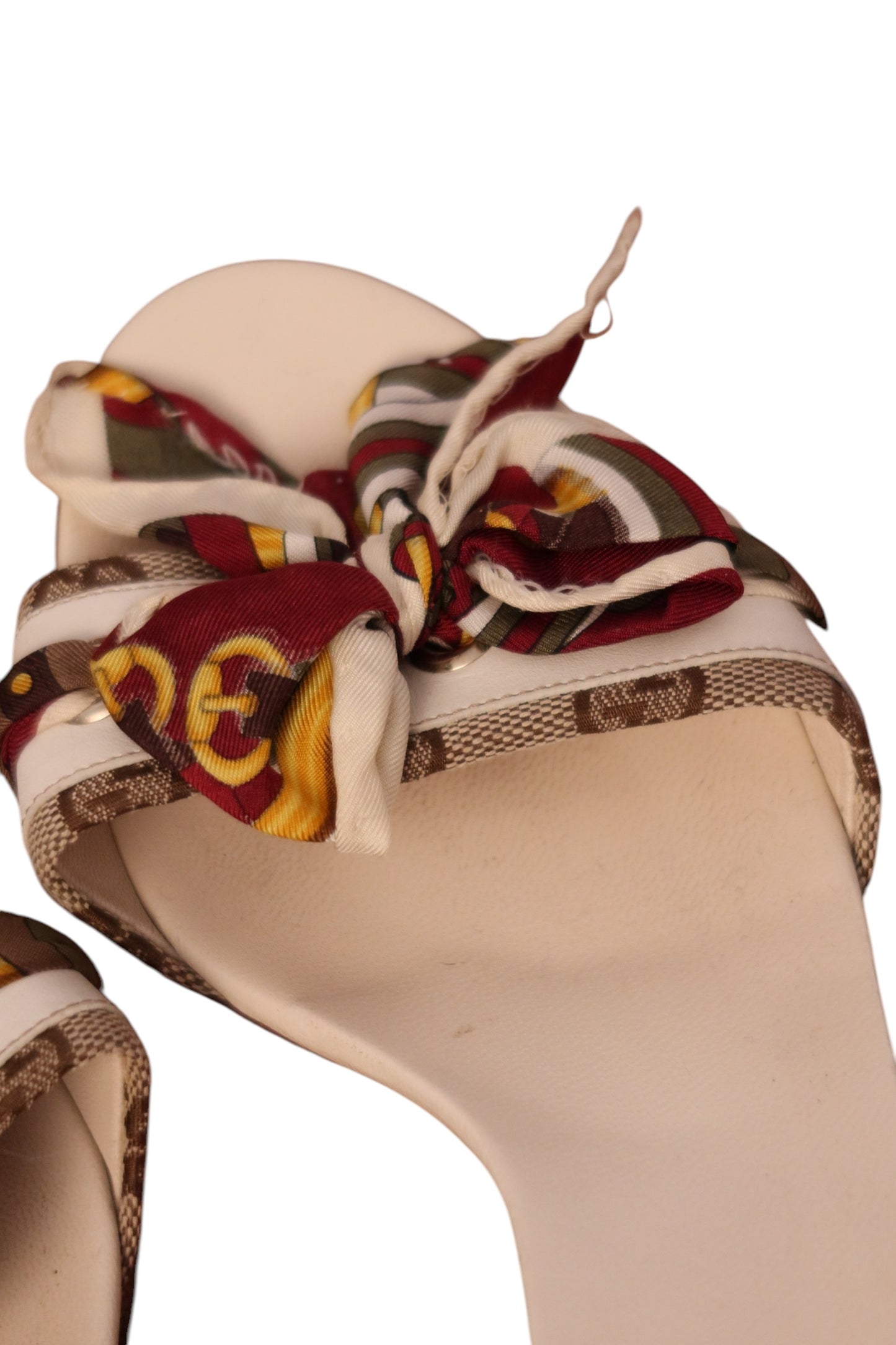 Gucci white sandals with bow detail (7B)