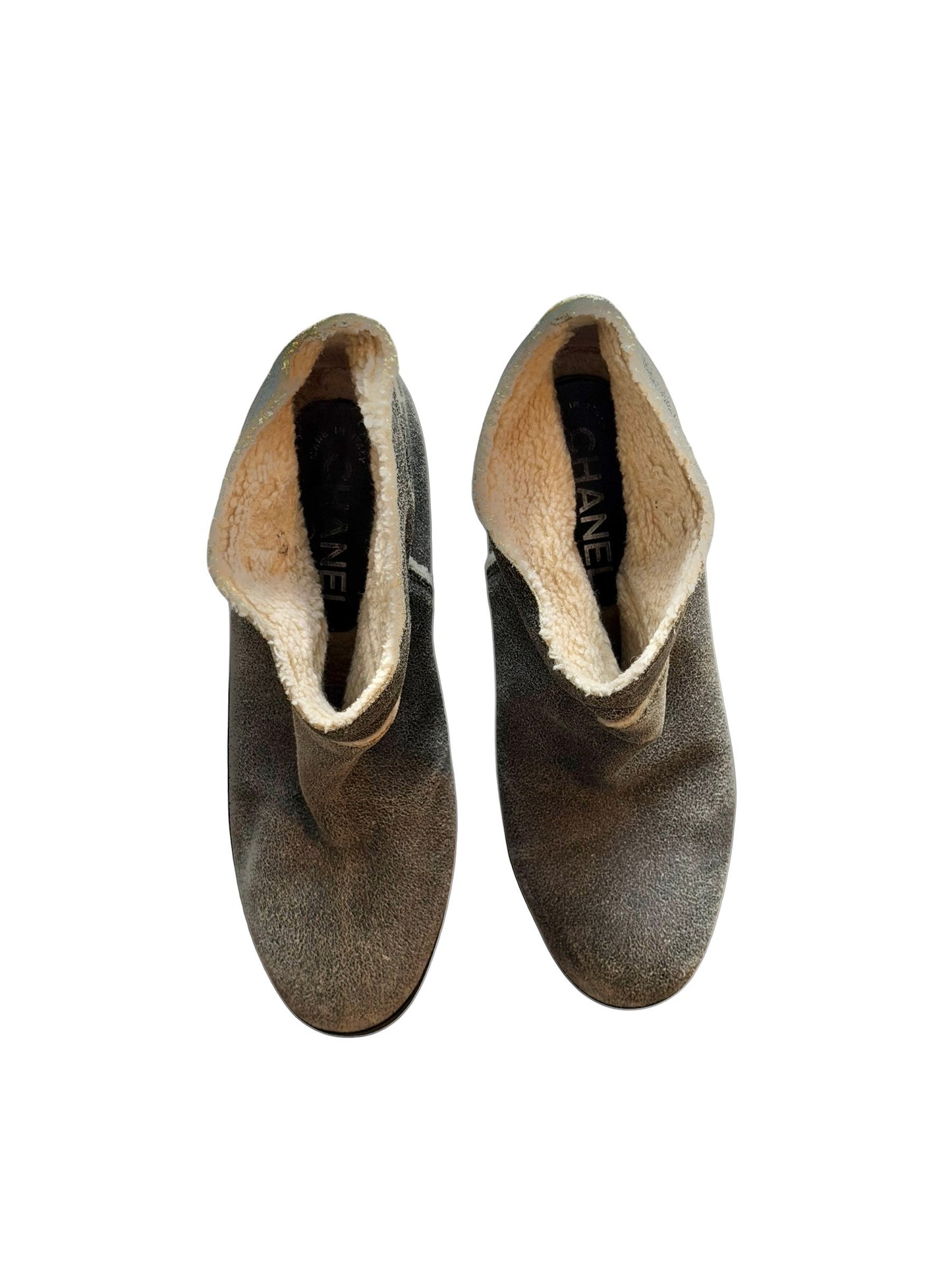Chanel grey distressed suede and shearling boots (37)