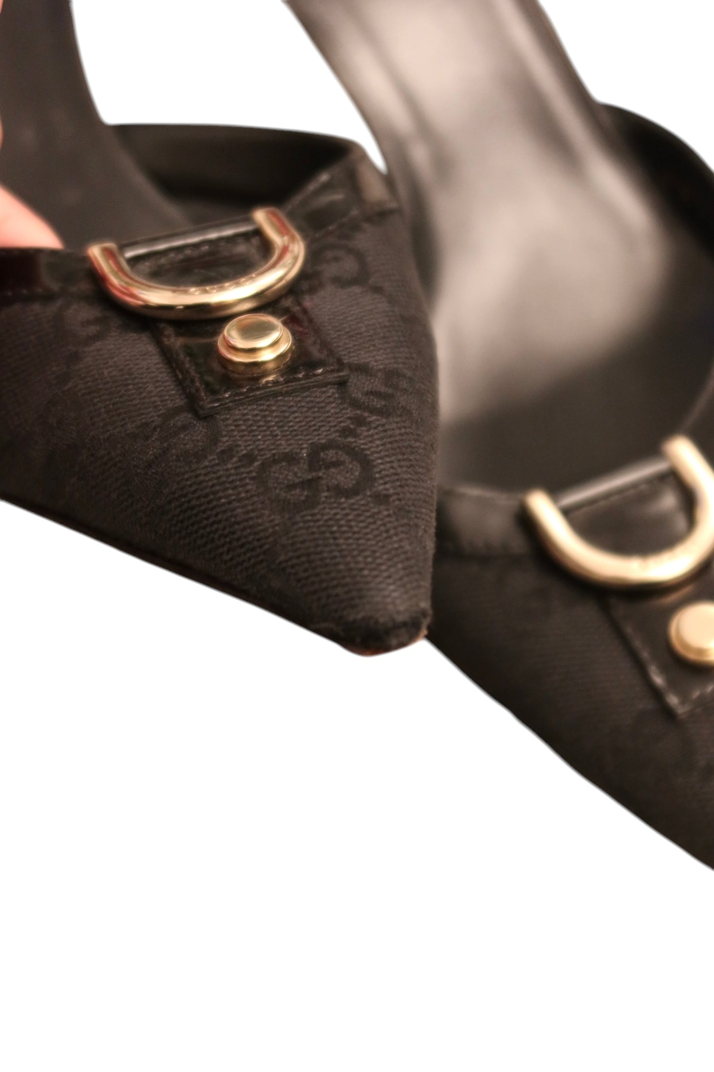 Mule in tela nera con monogramma GG Gucci dell'era Tom Ford. Finiture in metallo dorato, bordi in pelle verniciata (37C)