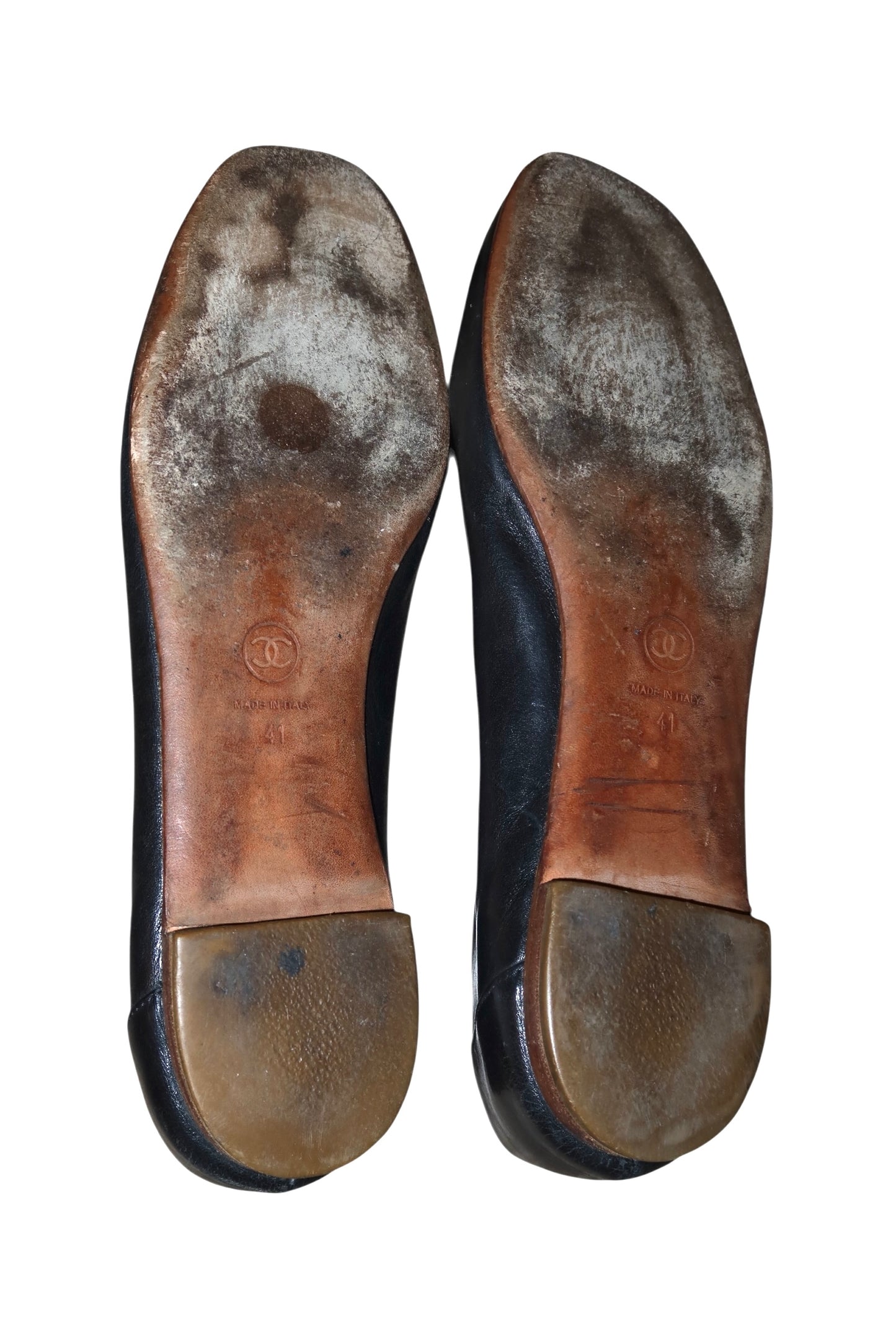 Chanel black leather ballerina flats with silver medallion logo (41)