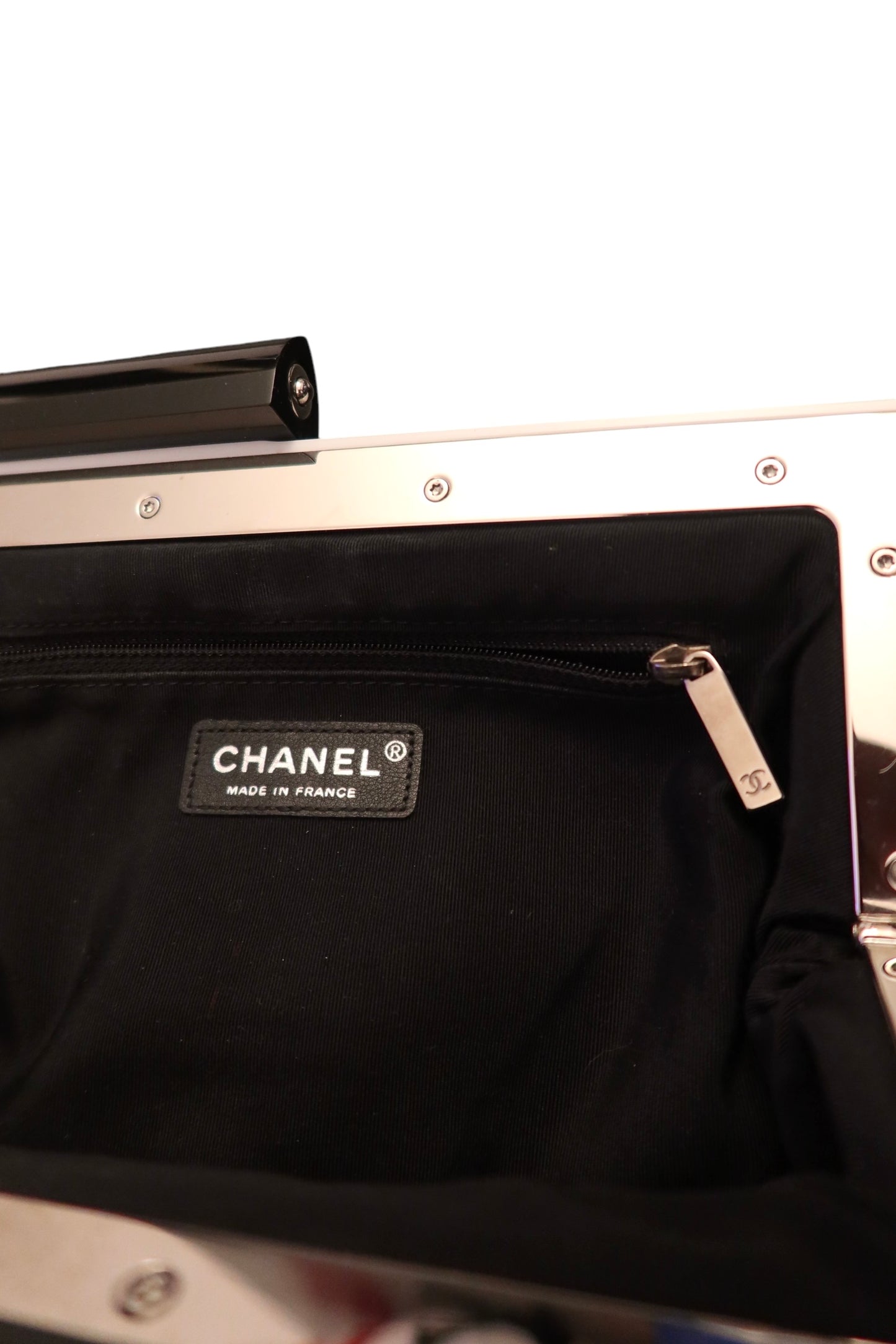 Borsa a tracolla in pelle bianca con logo in resina di Chanel