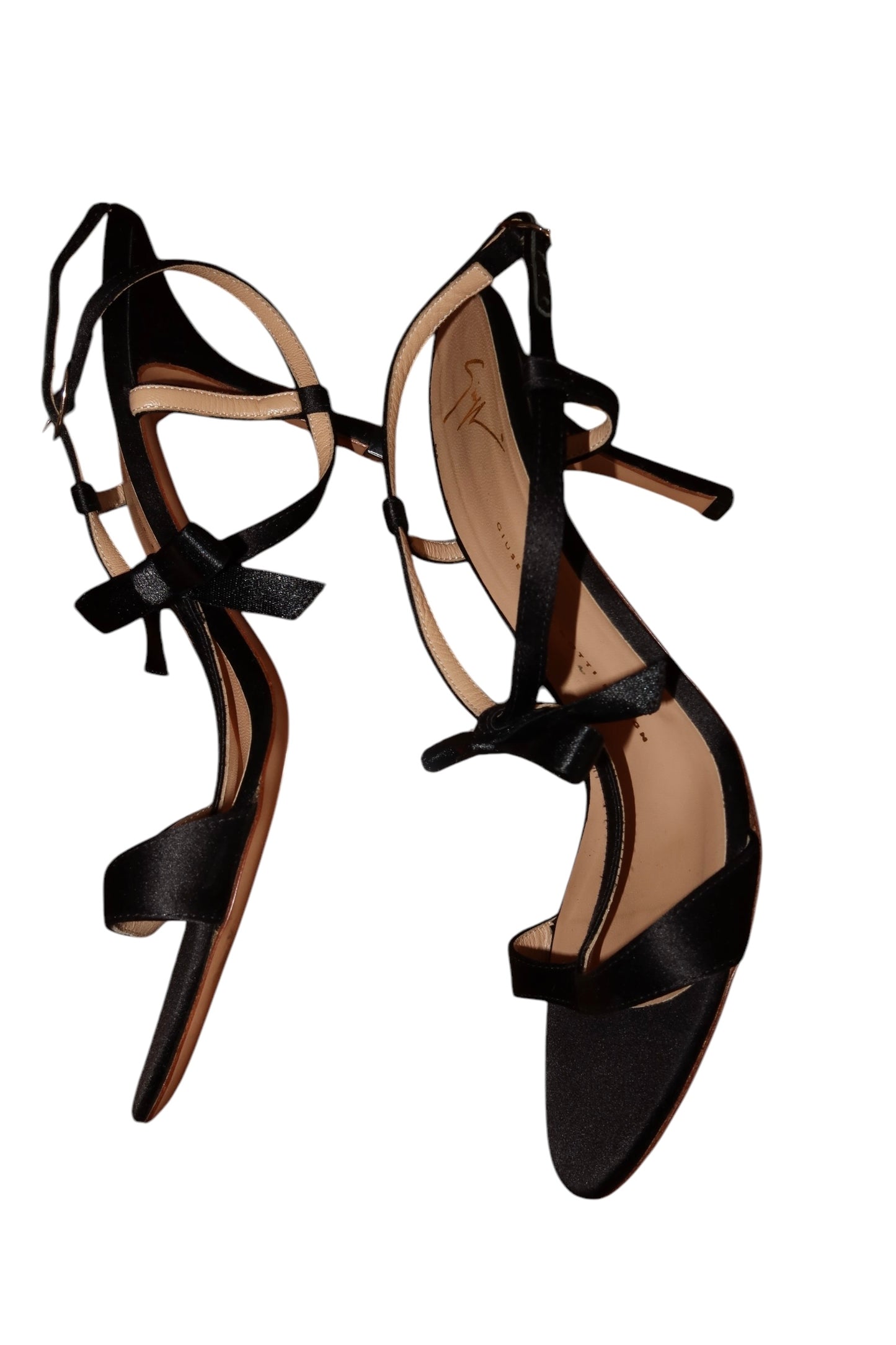 Scarpe con tacco in satin nero di Giuseppe Zanotti con dettagli a fiocco (39.5)