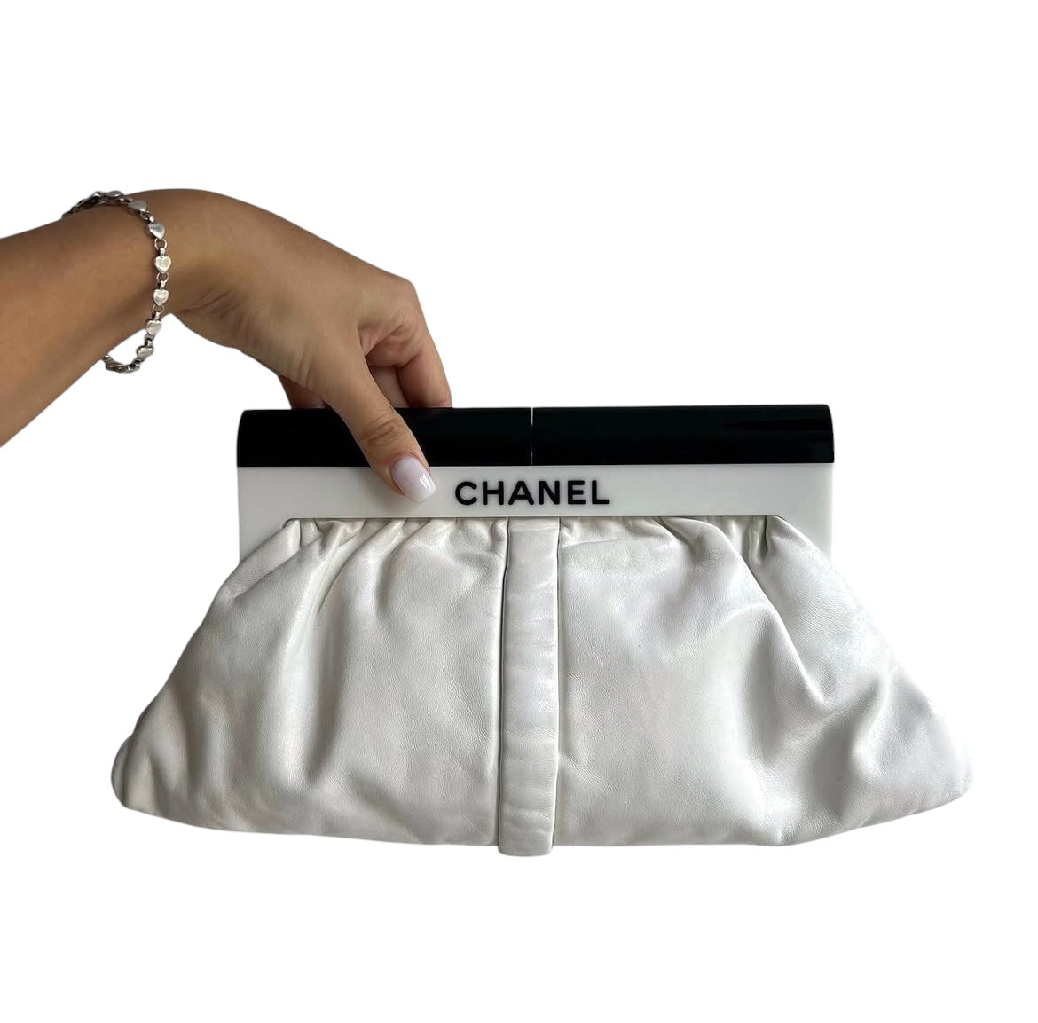 Borsa a tracolla in pelle bianca con logo in resina di Chanel