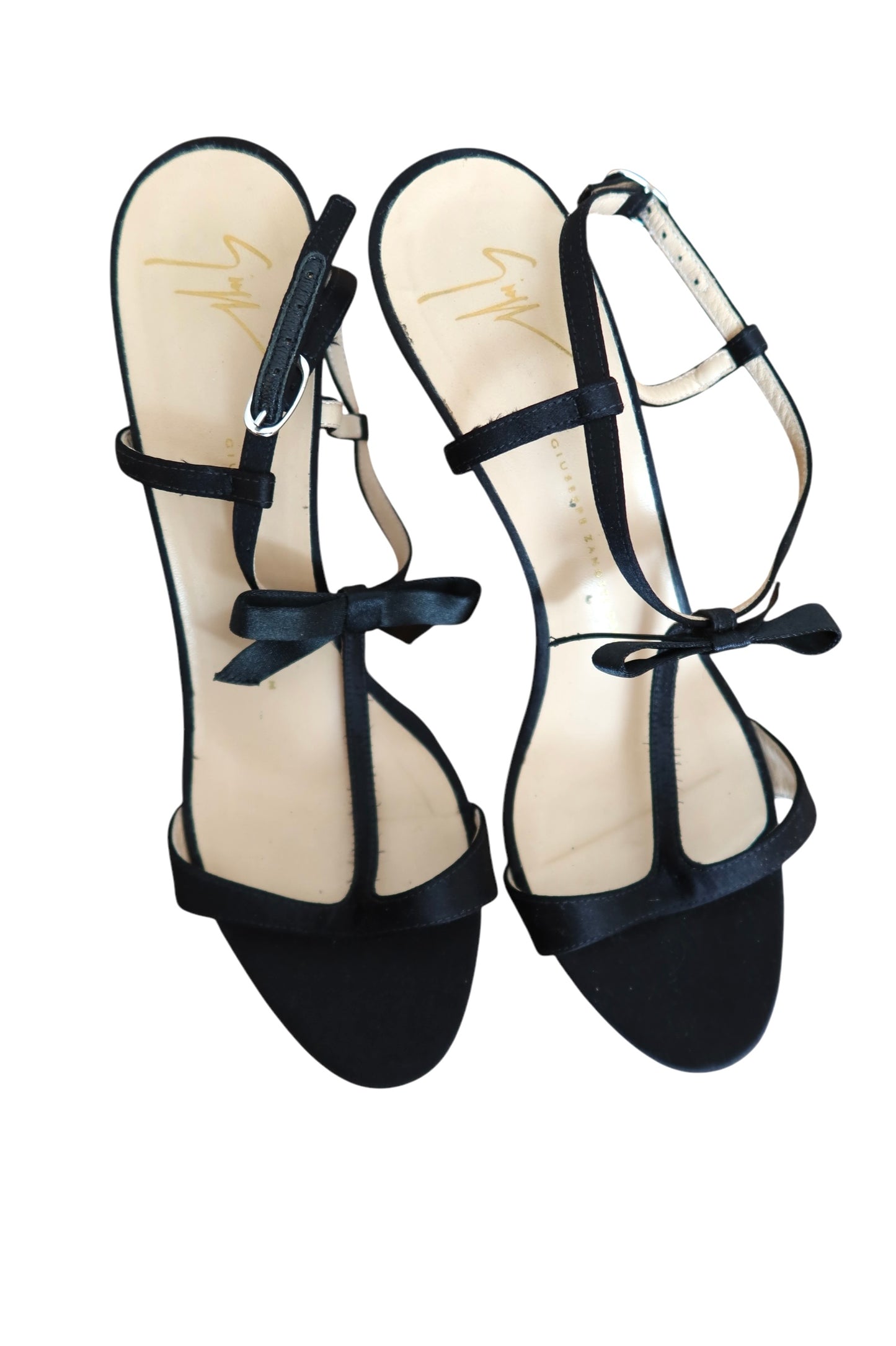 Scarpe con tacco in satin nero di Giuseppe Zanotti con dettagli a fiocco (39.5)