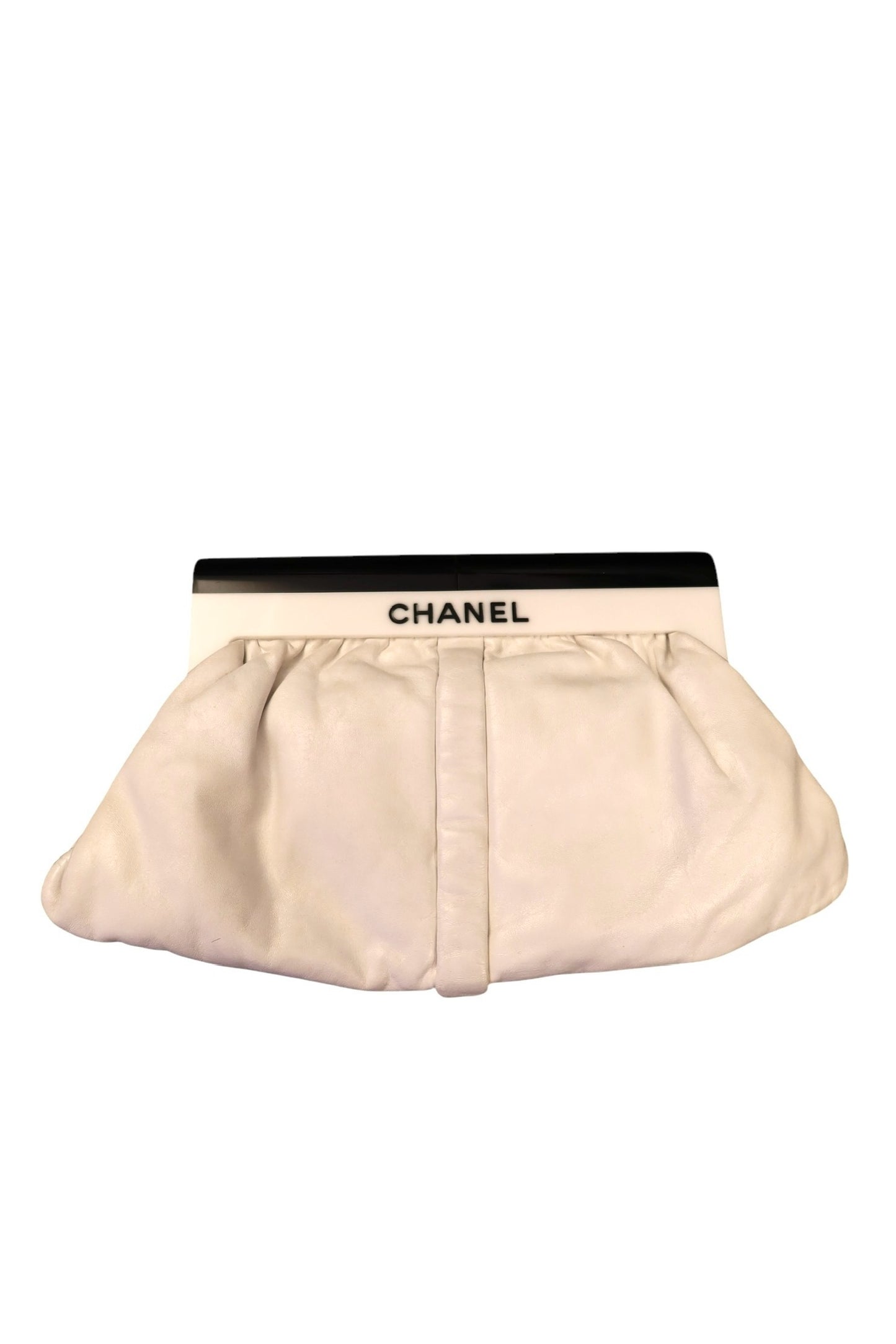 Borsa a tracolla in pelle bianca con logo in resina di Chanel