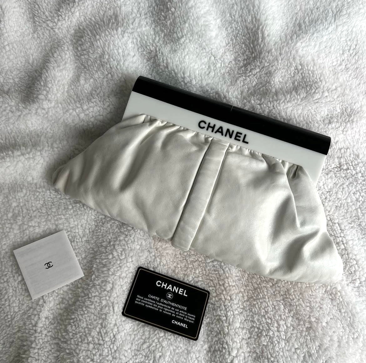 Borsa a tracolla in pelle bianca con logo in resina di Chanel