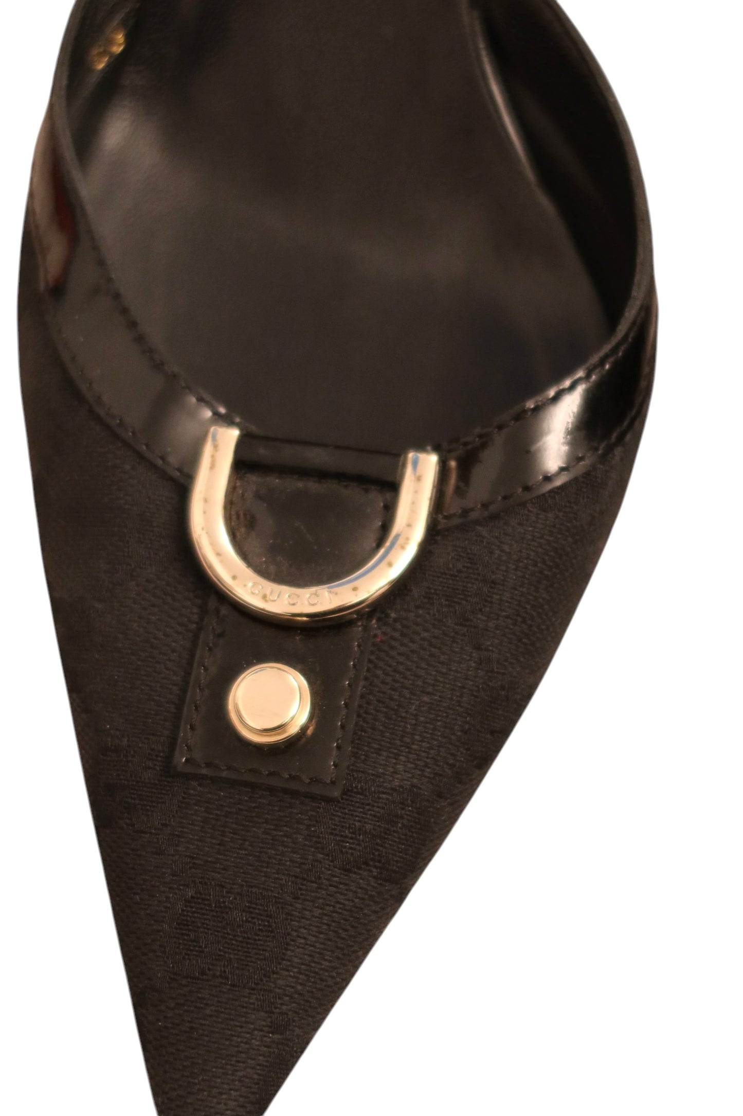 Mule in tela nera con monogramma GG Gucci dell'era Tom Ford. Finiture in metallo dorato, bordi in pelle verniciata (37C)