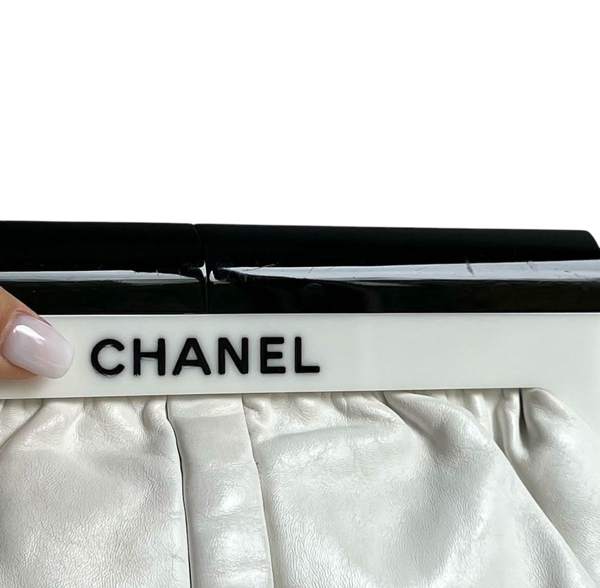 Borsa a tracolla in pelle bianca con logo in resina di Chanel