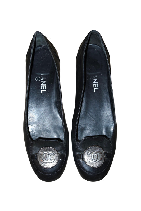 Chanel black leather ballerina flats with silver medallion logo (41)