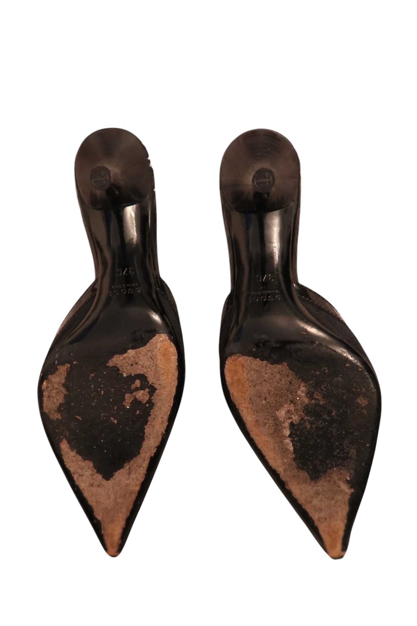 Mule in tela nera con monogramma GG Gucci dell'era Tom Ford. Finiture in metallo dorato, bordi in pelle verniciata (37C)